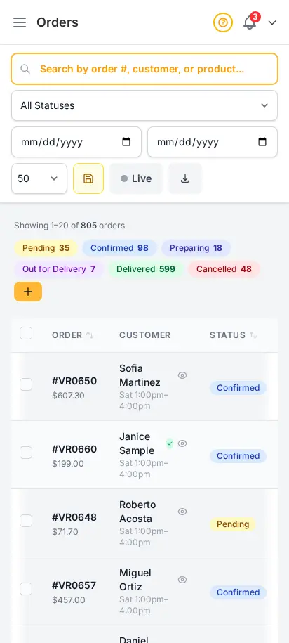 Tabla de pedidos de DabDash mostrando pedidos en curso con nombres de clientes, insignias de estado, totales y ventanas de entrega — vista móvil