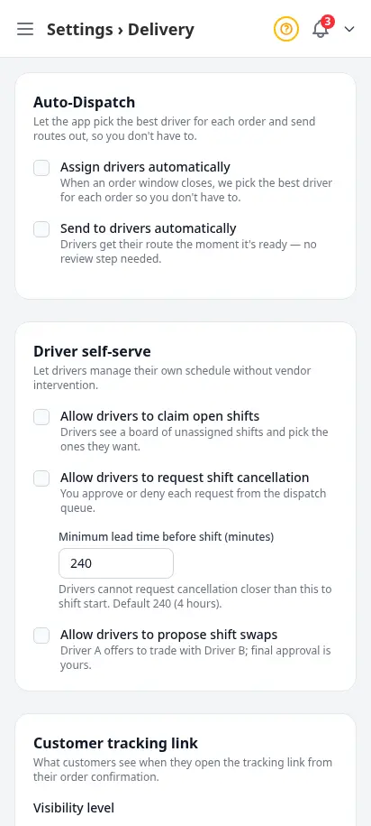 Página de ajustes de reparto de DabDash mostrando opciones de autogestión del repartidor, visibilidad del seguimiento para el cliente, requisitos de comprobante de entrega y controles de notificaciones