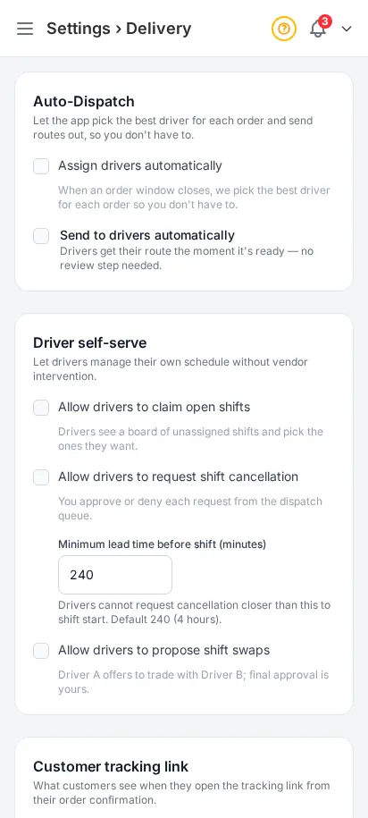 Página de ajustes de reparto de DabDash mostrando opciones de autogestión del repartidor, visibilidad del seguimiento para el cliente, requisitos de comprobante de entrega y controles de notificaciones